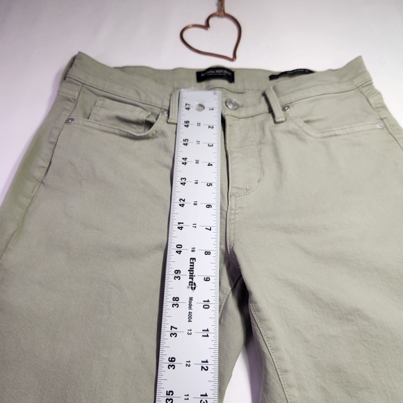 ⭐️Banana Republic Sage Green Jeans – Size 27 | Like New, Stylish & Versatile - Picture 7 of 8